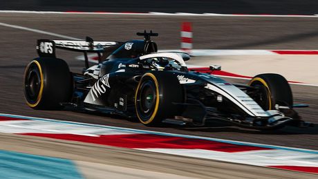 Checo Pérez en el MAC-26 de Cadillac | X: @Cadillac_F1