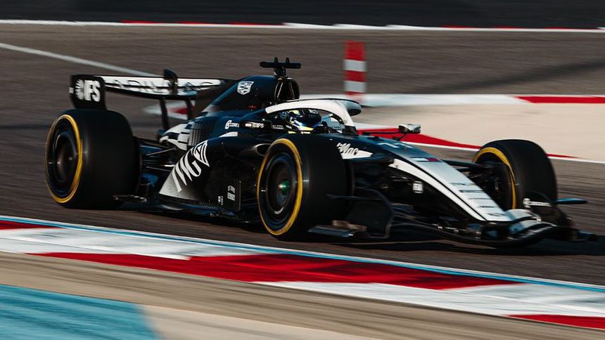 Checo Pérez en el MAC-26 de Cadillac | X: @Cadillac_F1