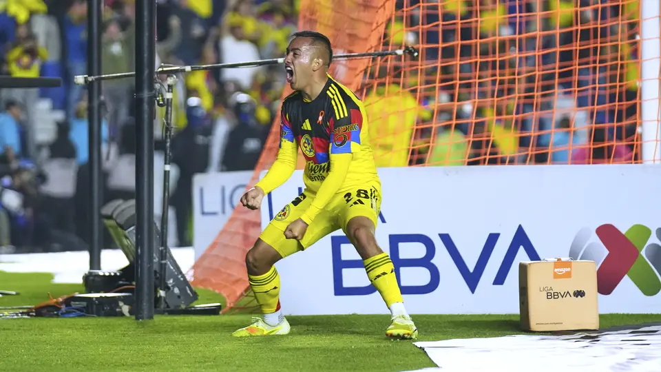 'Chiquito' Sánchez festeja tras un gol de América en contra de Rayados | IMAGO7