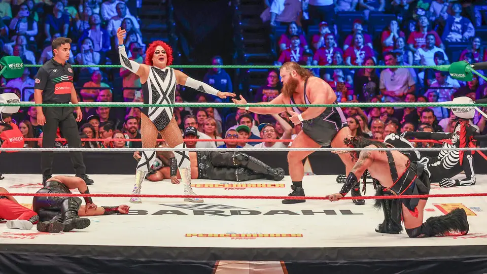 Pimpinela Escarlata junto a Otis en la Copa Triplemanía del evento bajo el mismo nombre | wwe.com
