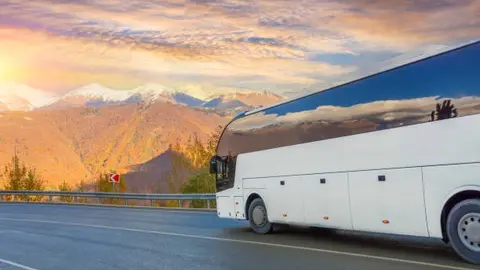 Viajar en autobús o tren en vacaciones puede ser más barato si cumples con los requisitos oficiales. / iStock