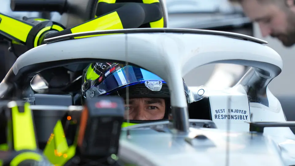Checo Pérez en su monoplaza | AP