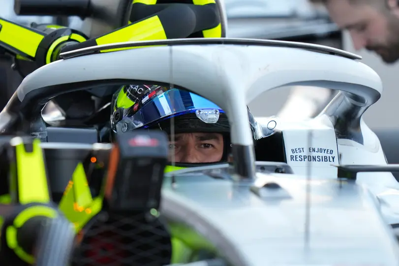 Checo Pérez en su monoplaza | AP