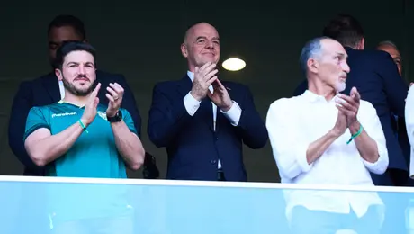 ¿El Mundial más norteño? Samuel García recibe a Gianni Infantino con regalo 'regio' en el Repechaje
