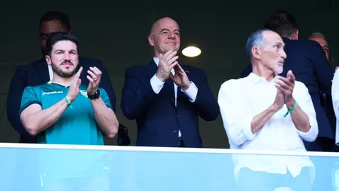 Gianni Infantino con Samuel García en el palco del Estadio BBVA en el repechaje rumbo al Mundial 2026 | AP