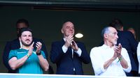 Gianni Infantino con Samuel García en el palco del Estadio BBVA en el repechaje rumbo al Mundial 2026 | AP