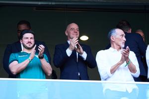 Gianni Infantino con Samuel García en el palco del Estadio BBVA en el repechaje rumbo al Mundial 2026 | AP