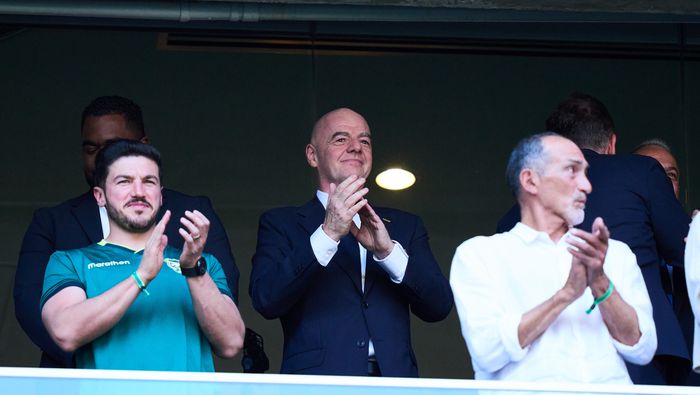 Gianni Infantino con Samuel García en el palco del Estadio BBVA en el repechaje rumbo al Mundial 2026 | AP