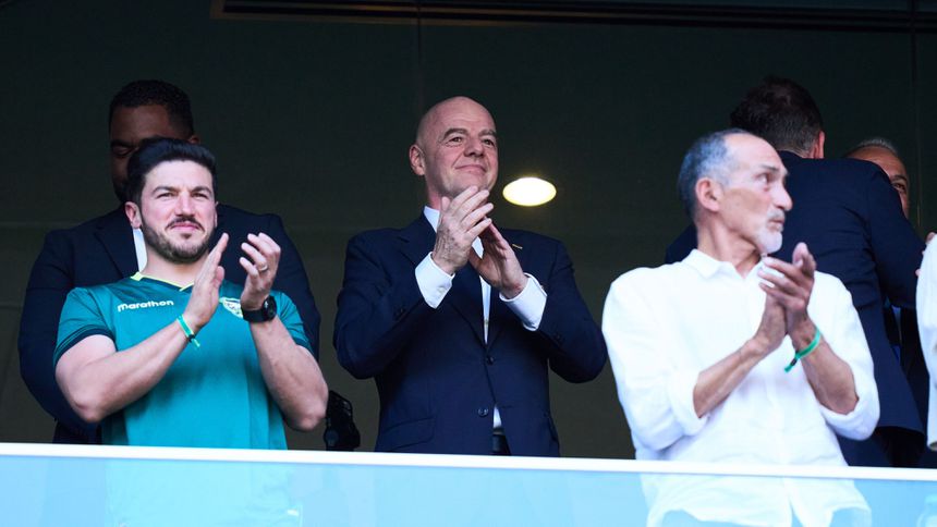 Gianni Infantino con Samuel García en el palco del Estadio BBVA en el repechaje rumbo al Mundial 2026 | AP