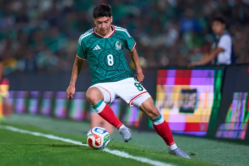 Obed Vargas disputando un partido contra Uruguay l MEXSPORT