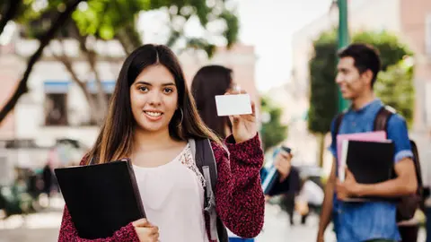 Presentar credencial vigente es clave para obtener tarifas preferenciales en transporte federal. / iStock