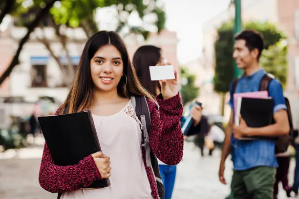 Presentar credencial vigente es clave para obtener tarifas preferenciales en transporte federal. / iStock