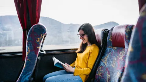Estudiantes y maestros pueden acceder a descuentos  en transporte durante Semana Santa 2026. / iStock
