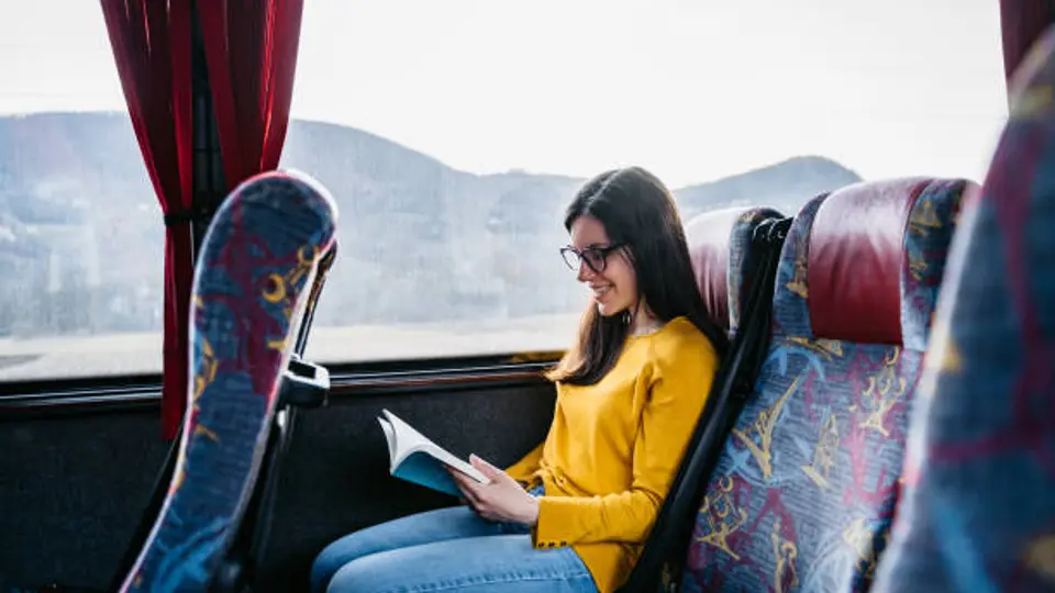 Estudiantes y maestros pueden acceder a descuentos  en transporte durante Semana Santa 2026. / iStock