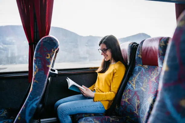 Estudiantes y maestros pueden acceder a descuentos  en transporte durante Semana Santa 2026. / iStock