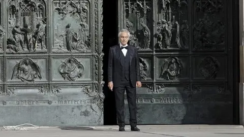 El tenor Andrea Bocelli se presentará gratis en el Zócalo de la CDMX. / AP