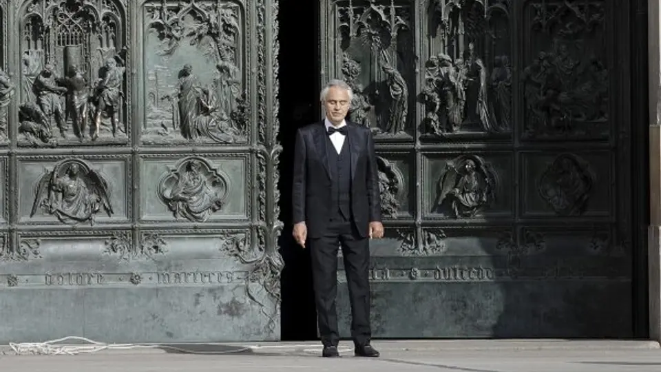 El tenor Andrea Bocelli se presentará gratis en el Zócalo de la CDMX. / AP