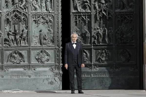 El tenor Andrea Bocelli se presentará gratis en el Zócalo de la CDMX. / AP