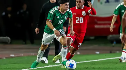 Obed Vargas disputando un balón ante Panamá l MEXSPORT