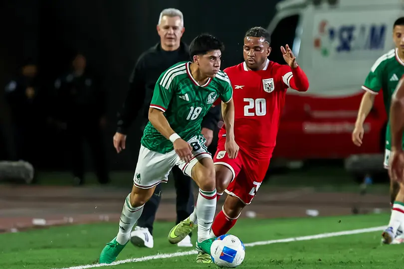 Obed Vargas disputando un balón ante Panamá l MEXSPORT