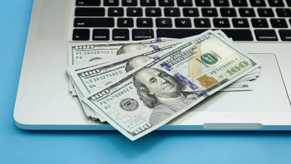 Es buen momento para comprar dólares o cambiar, según tus intereses / FREEPIK