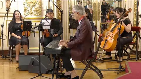 Bocelli perdió la vista completamente a los 12 años, tras un accidente durante un partido de fútbol. / AP