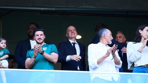 Gianni Infantino con Samuel García en el palco del Estadio BBVA en el repechaje rumbo al Mundial 2026 | AP