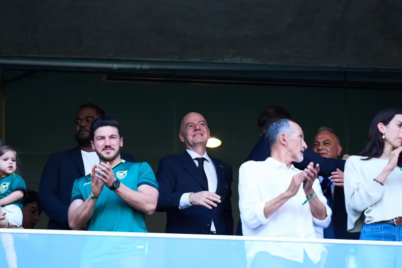 Gianni Infantino con Samuel García en el palco del Estadio BBVA en el repechaje rumbo al Mundial 2026 | AP