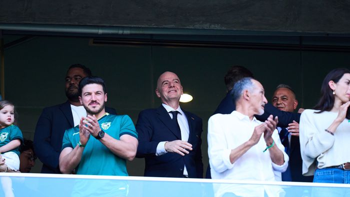 Gianni Infantino con Samuel García en el palco del Estadio BBVA en el repechaje rumbo al Mundial 2026 | AP