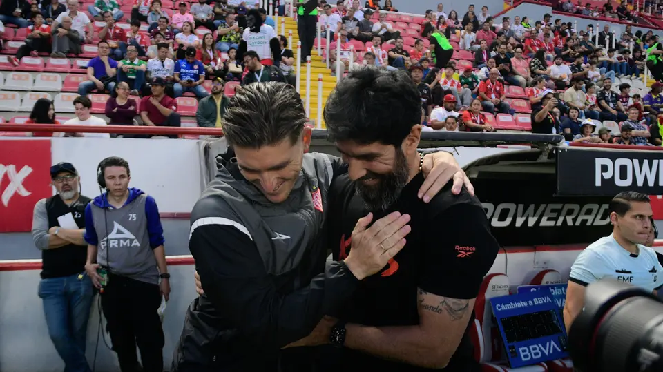 Sebastián Abreu (derecha) saluda a Martín Varini (izquierda)  l IMAGO7