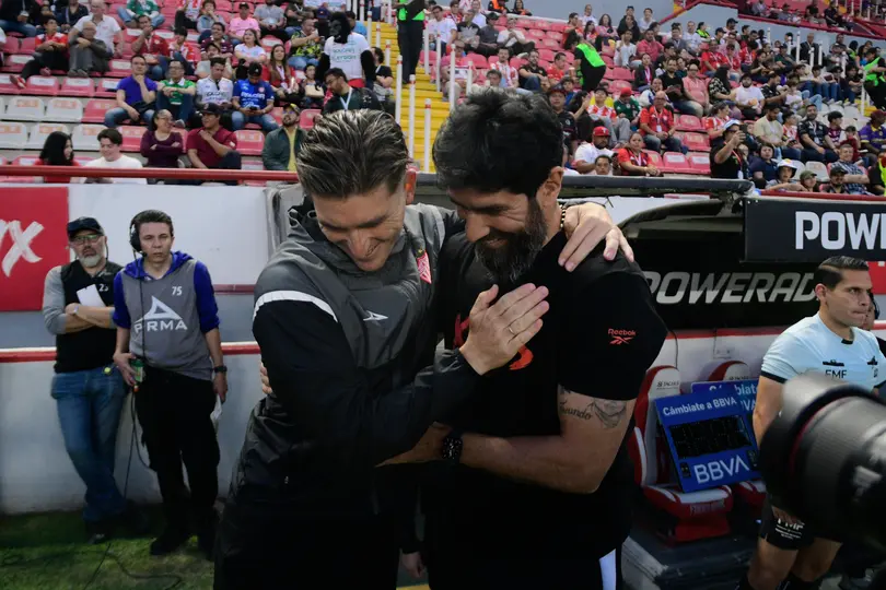 Sebastián Abreu (derecha) saluda a Martín Varini (izquierda)  l IMAGO7
