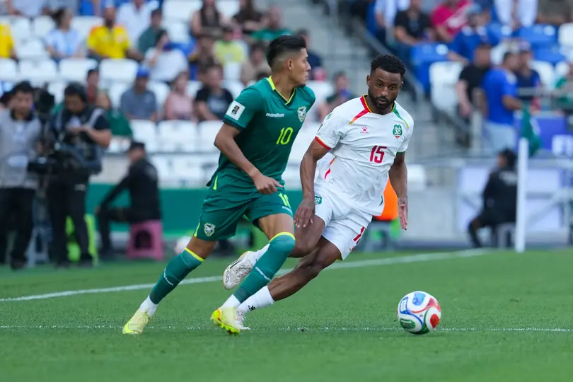 Pelea por el balón en el Bolivia vs Surinam | IMAGO7