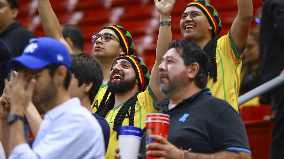 Aficionados apoyan a Jamaica en el Estadio Akron| MEXSPORT