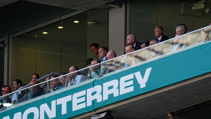 Gianni Infantino en el palco del Estadio BBVA en el repechaje rumbo al Mundial 2026 | AP