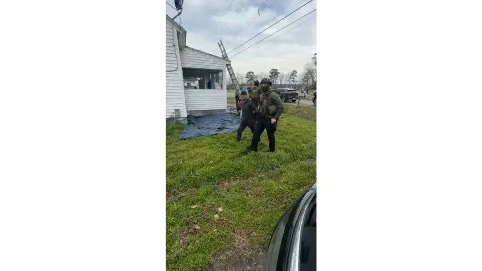 Los migrantes habían sido contratados para remodelar la casa donde ocurrió la detención./ Captura de pantalla