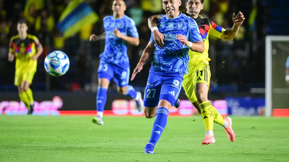 Víctor Dávila y Jesús Ángulo disputando un balón en el América vs Tigres | IMAGO7