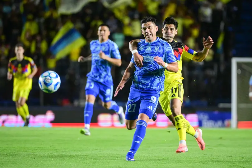 Víctor Dávila y Jesús Ángulo disputando un balón en el América vs Tigres | IMAGO7