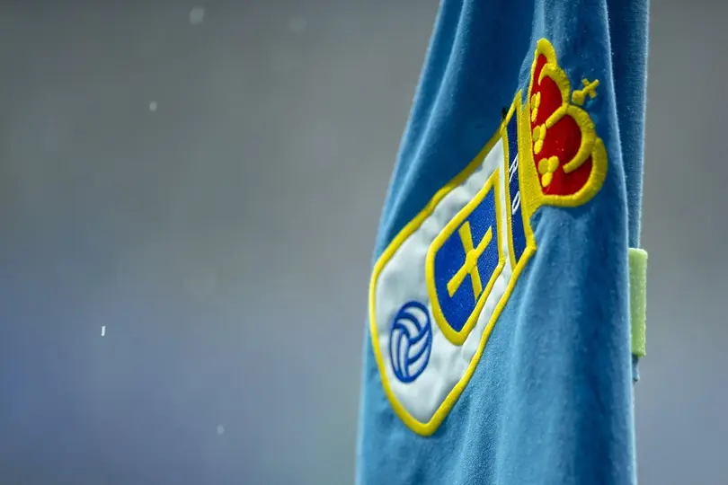 Banderín de tiro de esquina con el escudo del Real Oviedo | X: @RealOviedo