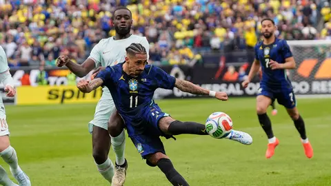 Raphinha salió lesionado en el partido ante Francia | AP