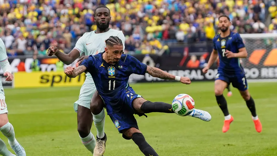 Raphinha salió lesionado en el partido ante Francia | AP