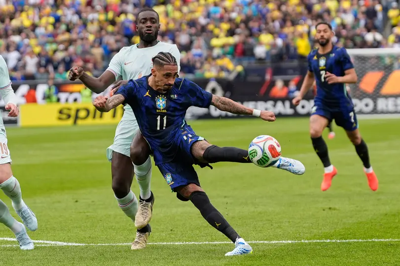 Raphinha salió lesionado en el partido ante Francia | AP