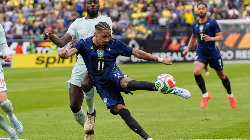 Raphinha salió lesionado en el partido ante Francia | AP