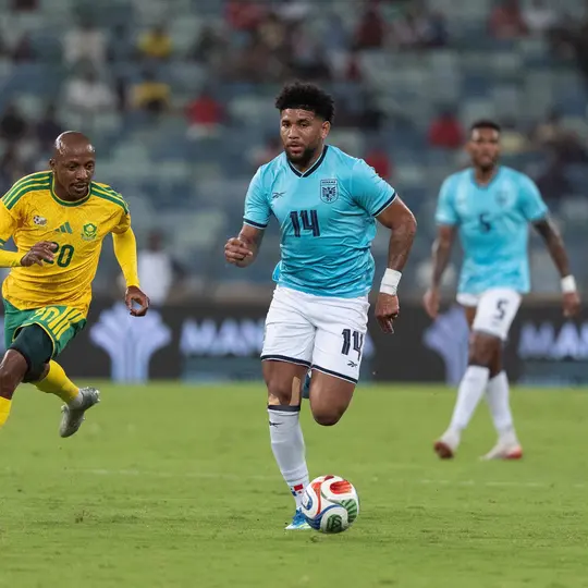 Harvey controlando el balón l X: @fepafut