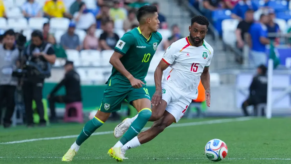 Pelea por un balón entre Bolivia vs Surinam l IMAGO7
