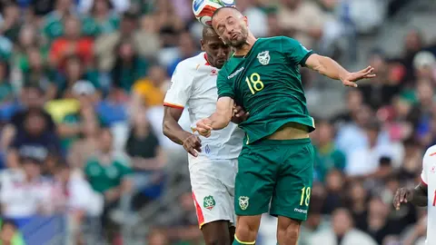 Juan Godoy peleando un balón en el aire l AP