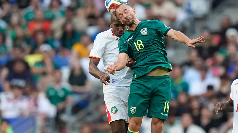 Juan Godoy peleando un balón en el aire l AP