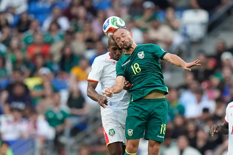 Juan Godoy peleando un balón en el aire l AP