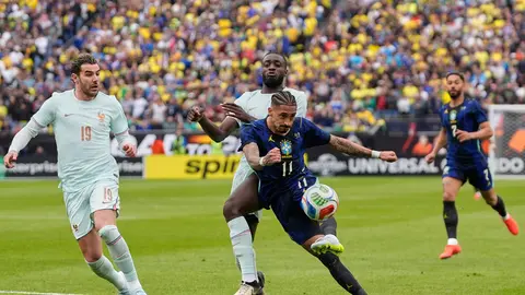 Raphinha golpeando el balón en partido amistoso ante Francia | AP