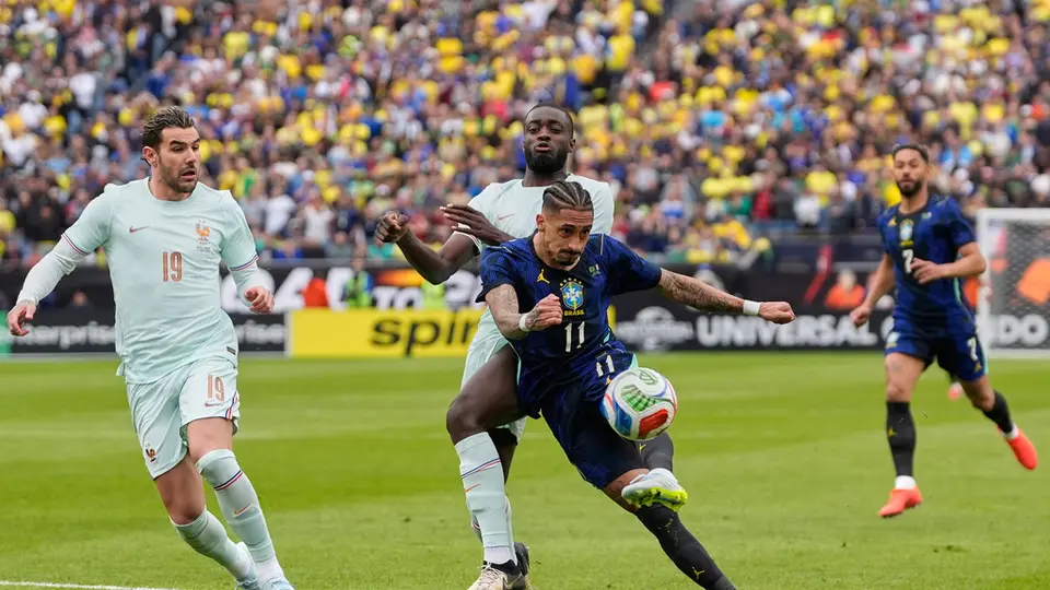 Raphinha golpeando el balón en partido amistoso ante Francia | AP