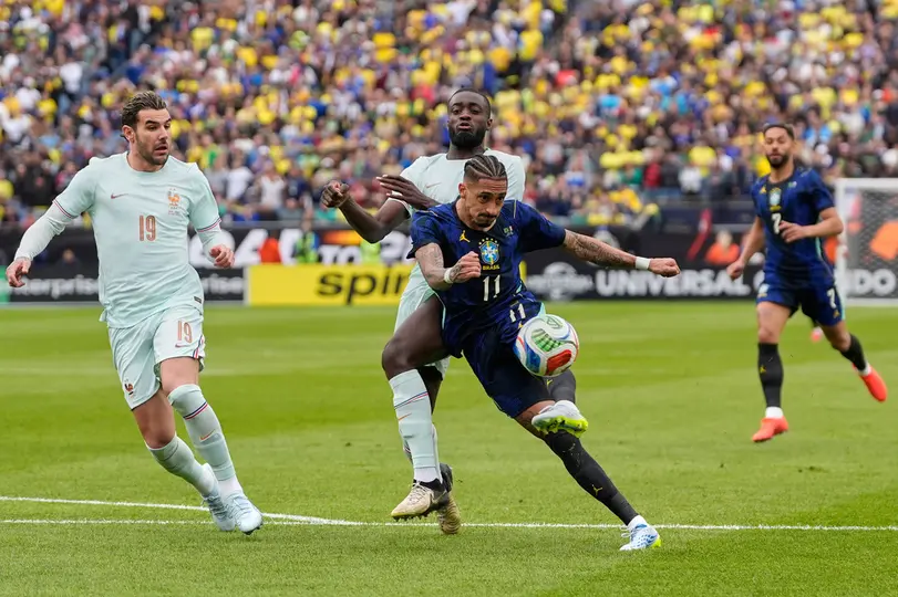 Raphinha golpeando el balón en partido amistoso ante Francia | AP